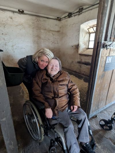 Bewohnerin und Mitarbeiterin im Stall